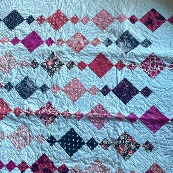 Handmade Chandelier Quilt Throw Blanket White Black Pink Red  (DOG NOT INCLUDED) - Picture 5 of 12